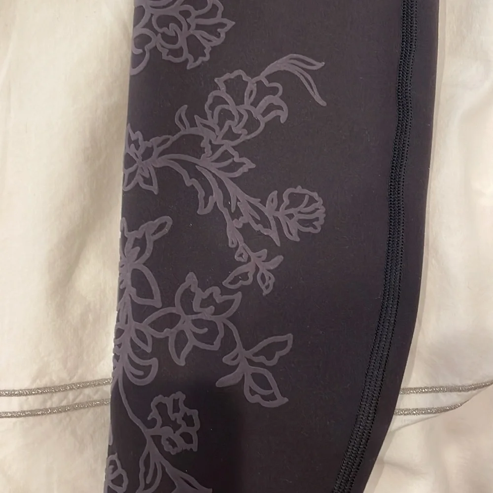 Lululemon high waisted leggings. Size 4. V - Picture 2 of 5